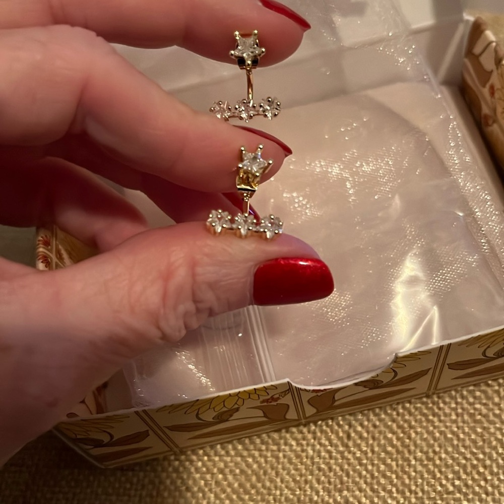 Gorgeous crystal stars earrings set in gold